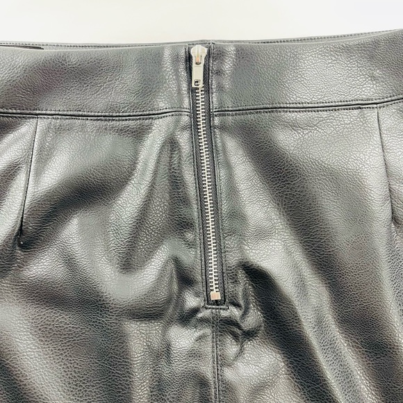 H&M BLACK FAUX LEATHER MINI SKIRT WITH SILVER ZIPPER SIZE 18 - Picture 3 of 8